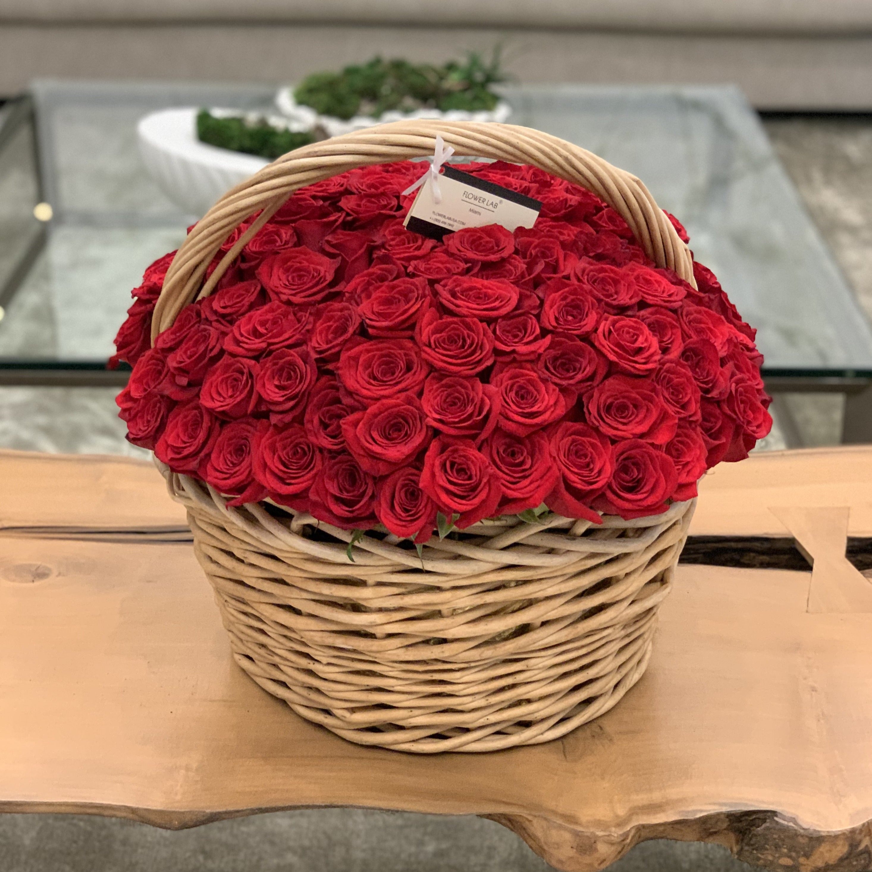 Grandiose basket with Red roses
