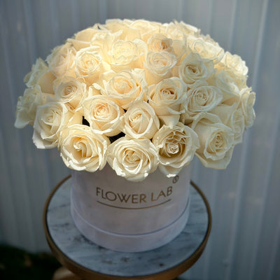 Lunette with white roses in a large box