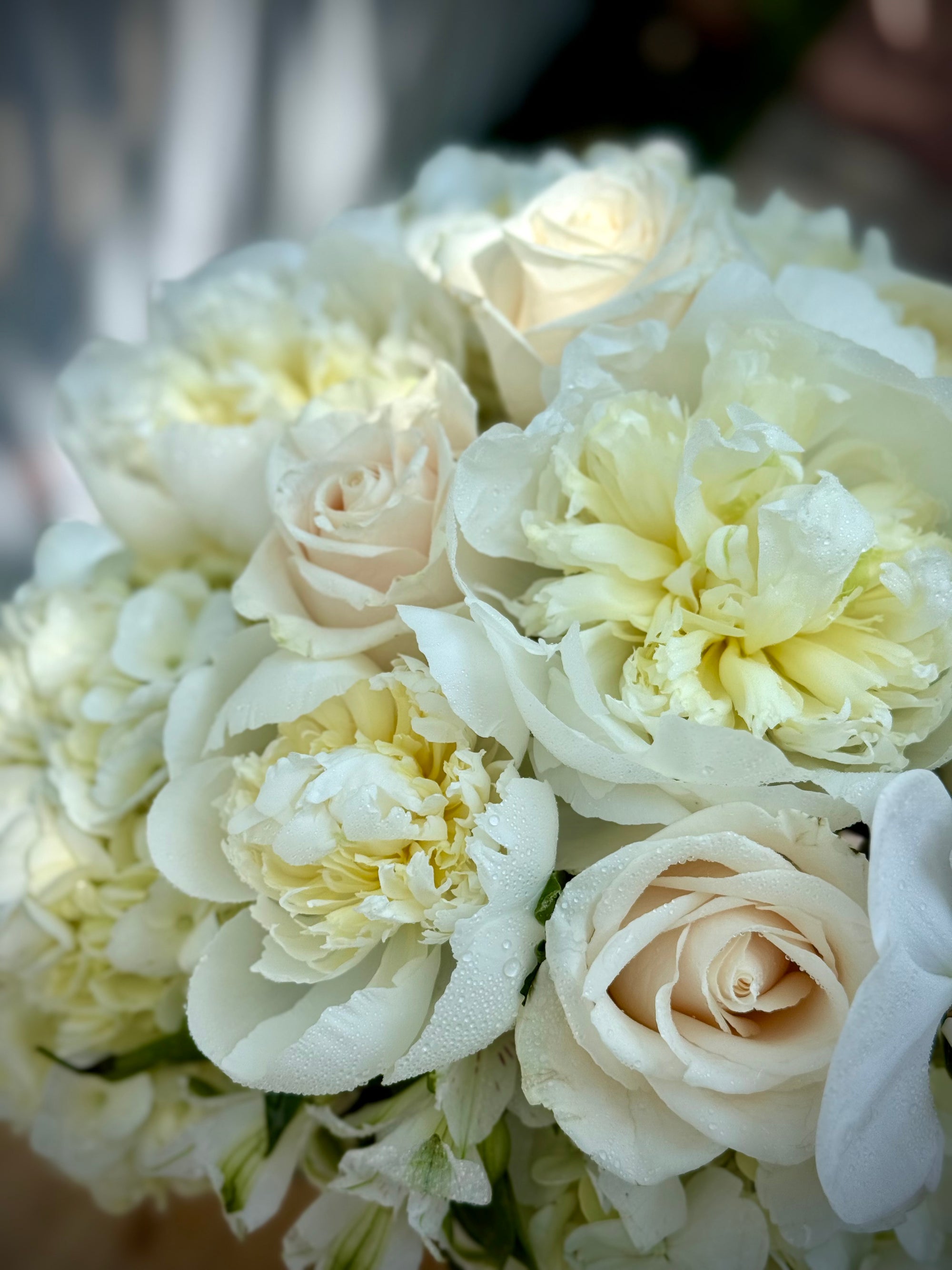 White centerpiece with peonies