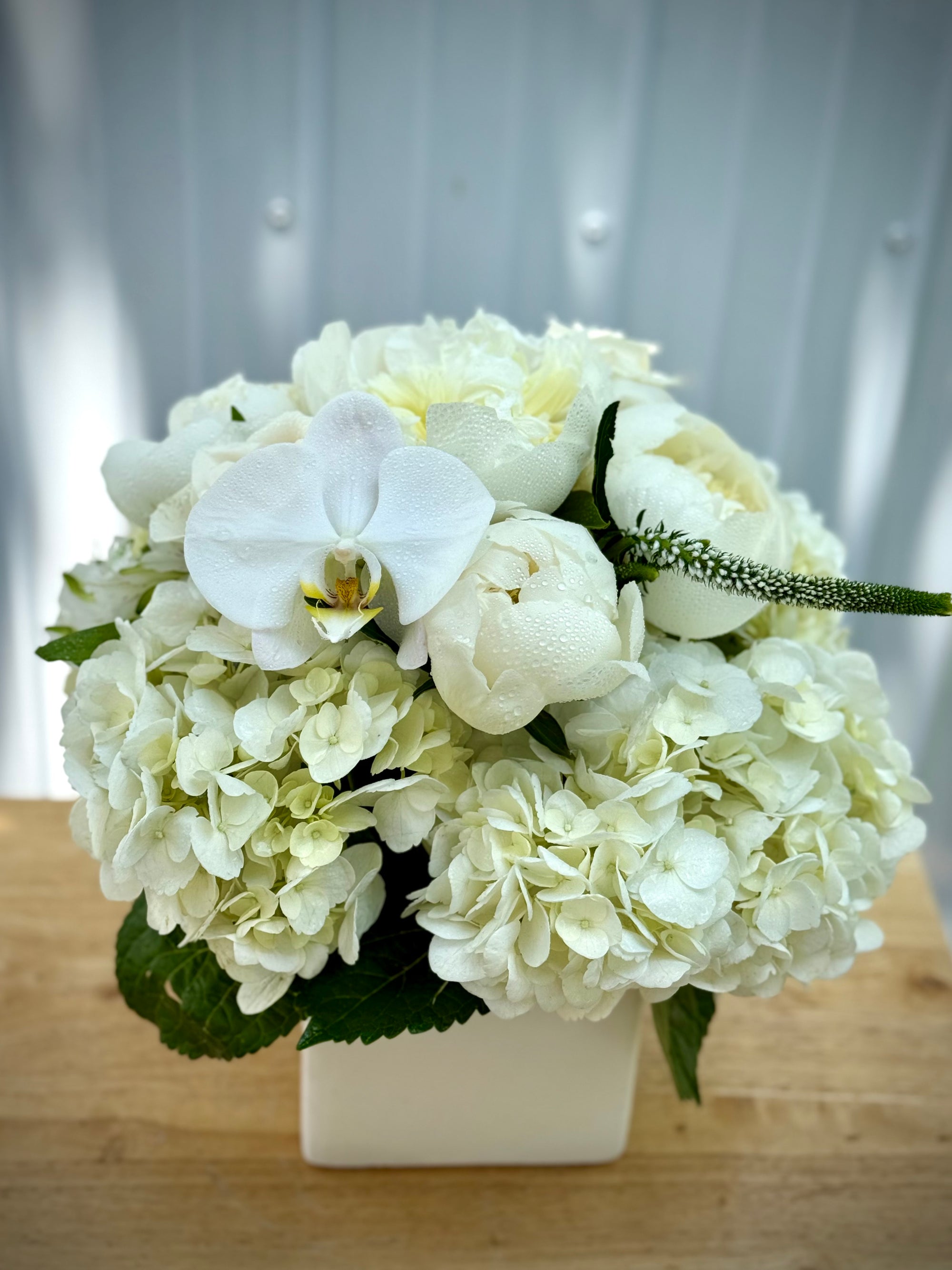 White centerpiece with peonies