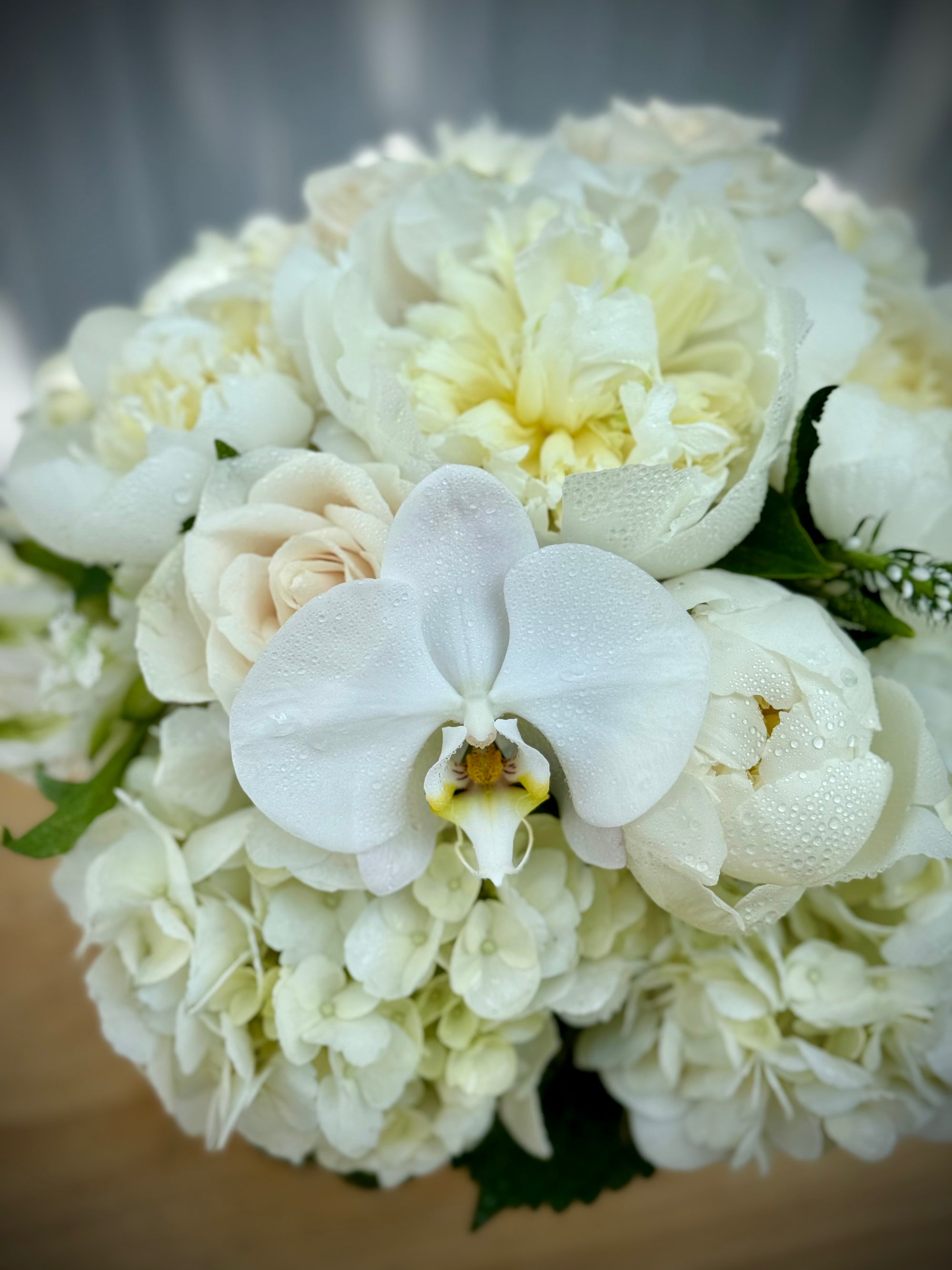 White centerpiece with peonies