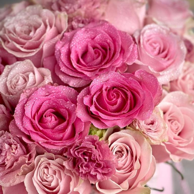 Flower Arrangements With Roses and Lisianthus