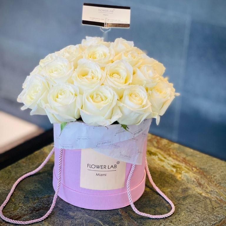 Lunette with white roses in a large box