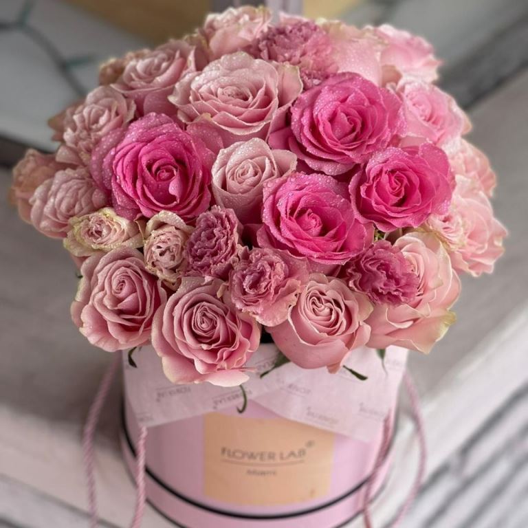 Flower Arrangements With Roses and Lisianthus