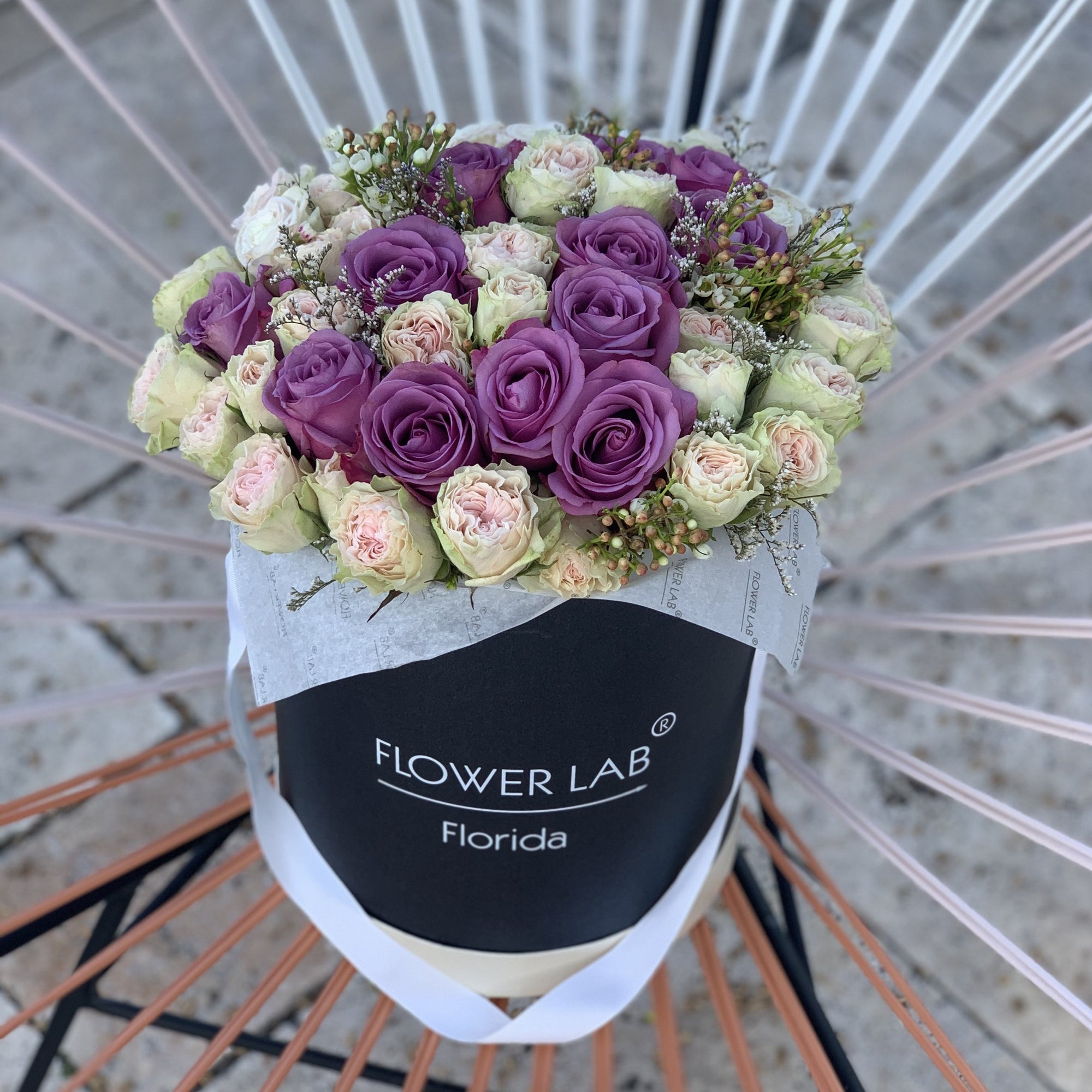 spray roses in a hatbox