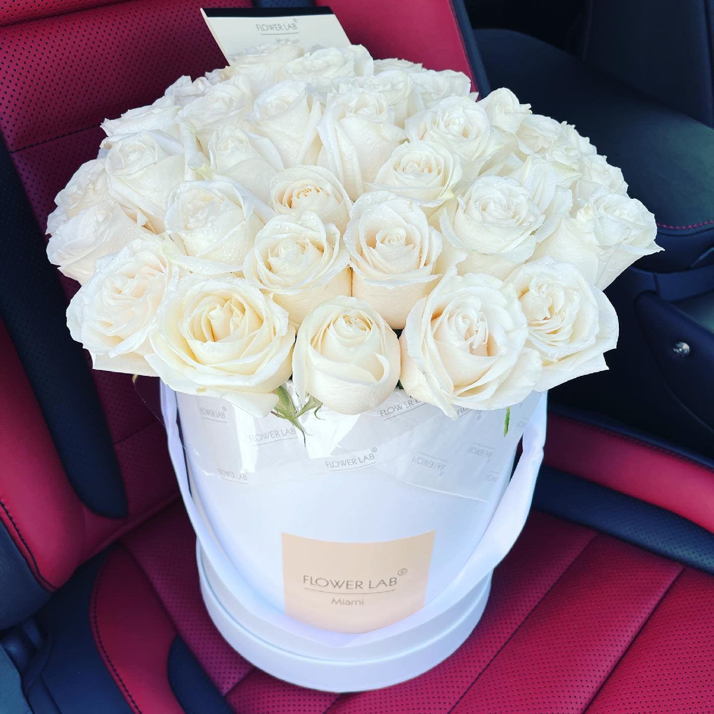 Lunette with white roses in a large box