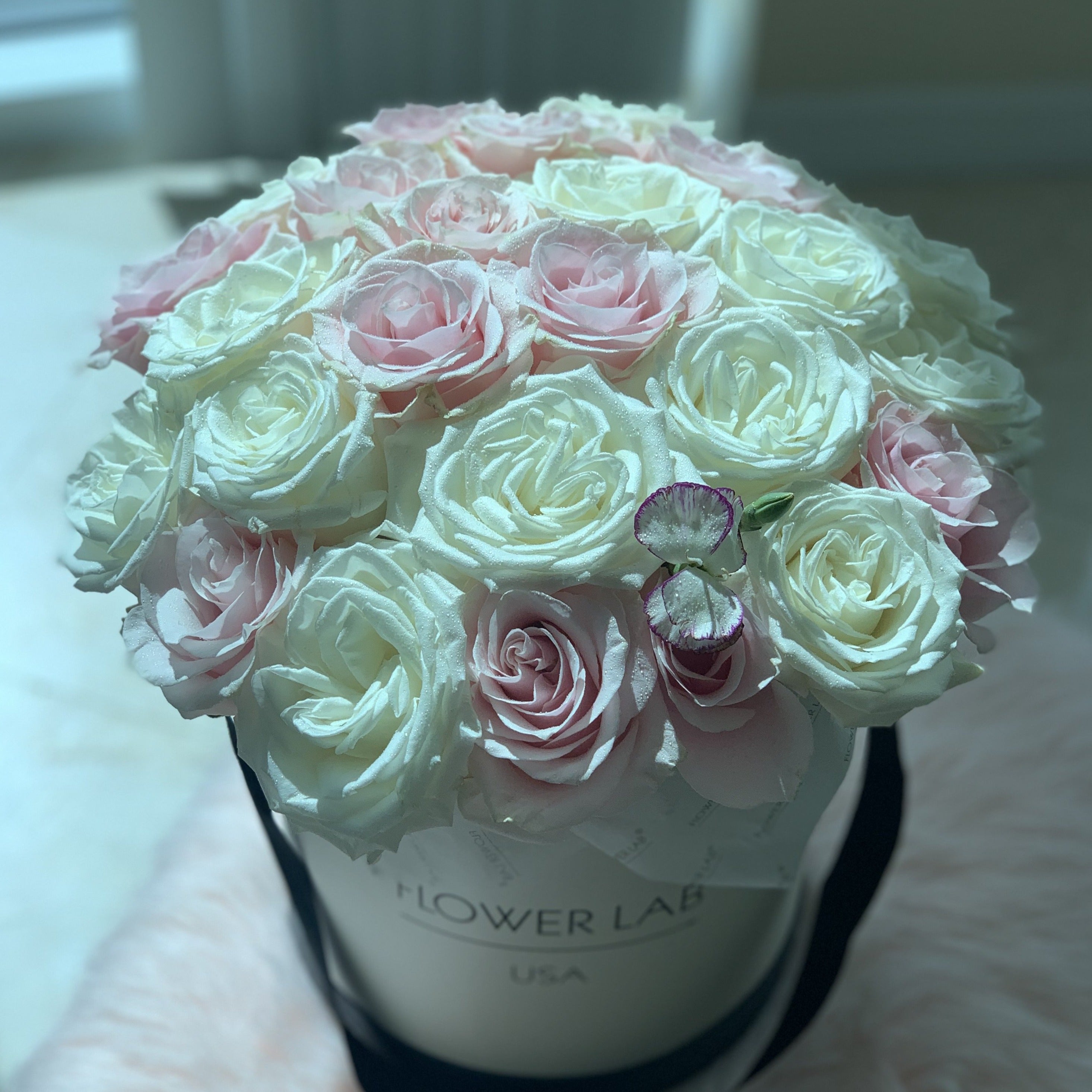 Anna hatbox with white and pink roses